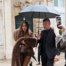 Με συμπεριφορά «ντίβας» η Τζένιφερ Λόπεζ στην επίδειξη της Stella McCartney: Της σκούπισαν τη θέση, της κρατούσαν την ομπρέλα