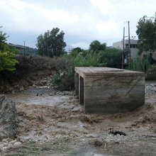 Κακοκαιρία στην Κρήτη: «Φαίνεται ότι τον παρέσυρε το ρυάκι, γεμίζει κάθε φορά που βρέχει», λέει συγγενής του νεκρού κτηνοτρόφου
