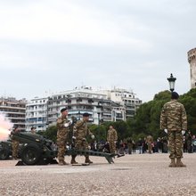 Εντυπωσίασαν οι 21 κανονιοβολισμοί στον Λευκό Πύργο