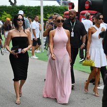 Η τολμηρή εμφάνιση της Κιμ Καρντάσιαν στο Grand Prix Σιγκαπούρης: Πήγε με διάφανο ροζ φόρεμα να δει τον αγώνα του συντρόφου της