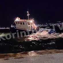 Διασώθηκαν 4 άτομα από ακυβέρνητο ιστιοφόρο στο λιμάνι της Κορίνθου, «μάχη» με τα κύματα [βίντεο]