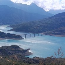 Εκδρομή στη λίμνη Κρεμαστών: Βαρκάδα, γραφικά χωριά και στάσεις για φαγητό -Γιατί η Ευρυτανία είναι τοπ προορισμός για φθινόπωρο