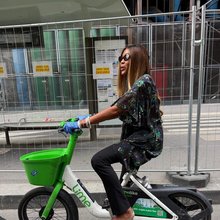 Η Ναόμι Κάμπελ με ηλεκτρικό ποδήλατο στους δρόμους του Παρισιού