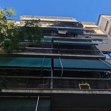 «Έγινε συμπλοκή, πέσανε δύο πυροβολισμοί κι άρχισαν να τρέχουν»: Τι λένε ένοικοι για το περιστατικό στο Παγκράτι
