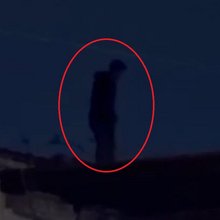 Ανδρας πετάει κεραμίδια σε περαστικούς