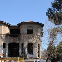 Στη Βασιλίσσης Όλγας 261-263 στέκει ένα μισογκρεμισμένο αρχοντικό του 1919 που η Θεσσαλονίκη ξέρει ως «το στοιχειωμένο σπίτι» / INSTAGRAM