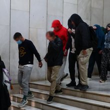 «Χωριάτικο»: Σε εξέλιξη οι απολογίες των κατηγορούμενων -Έγιναν οι πρώτες τρεις προφυλακίσεις, το απόγευμα η σειρά του Γιαννακόπουλου
