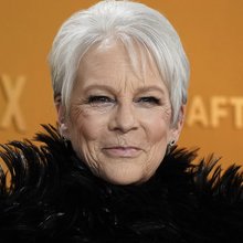 Πώς να αναδείξετε το pixie κούρεμα με γκρίζα μαλλιά για να δείχνετε νεότερες