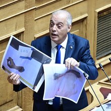 Αντίδραση Πλακιά για τις φωτογραφίες με οστά που έδειξε ο Βελόπουλος στη Βουλή: «Έμεινα έκπληκτος, είναι από σκύλο και ένα βοοειδή»