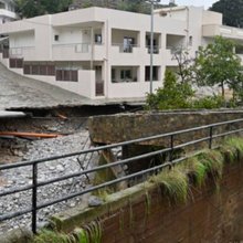 Κατέρρευσε πεζογέφυρα στα Ζωνιανά από την κακοκαιρία που χτύπησε την Κρήτη -Δείτε βίντεο και εικόνες