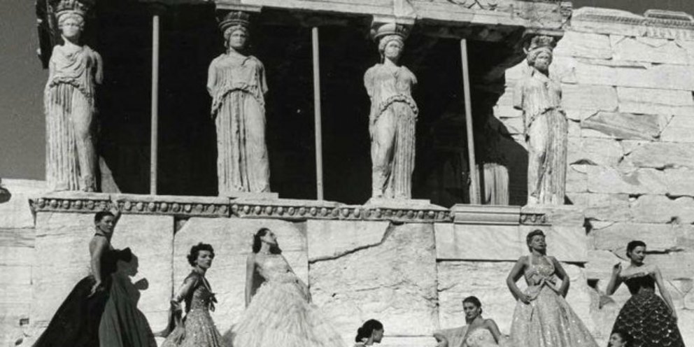 1951: Οταν ο Christian Dior έκανε φωτογράφιση με τα μοντέλα του στην Ακρόπολη [εικόνες] | ΕΛΛΑΔΑ | iefimerida.gr