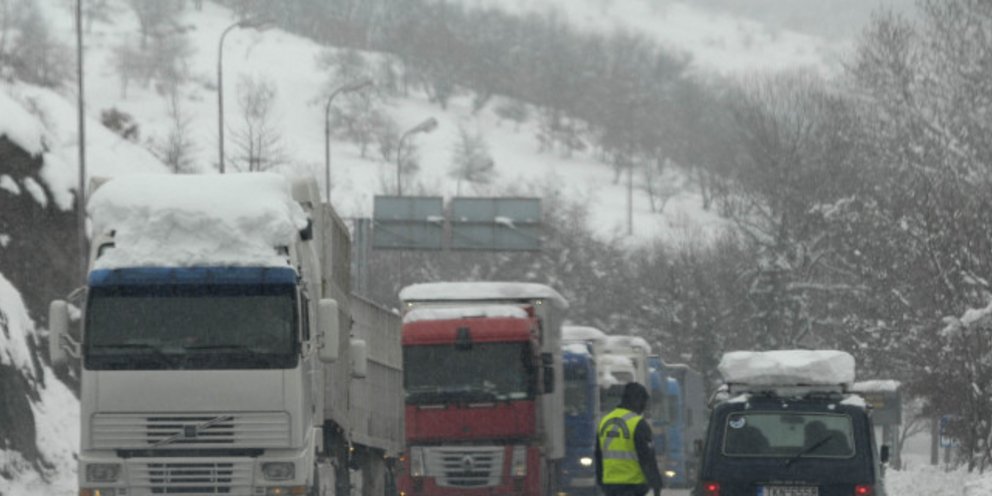 Απαγόρευση φορτηγών λόγω χιονιού σε Μαλακάσα και Βίλια -Με αλυσίδες τα ΙΧ  στη Θήβα | ΕΛΛΑΔΑ | iefimerida.gr