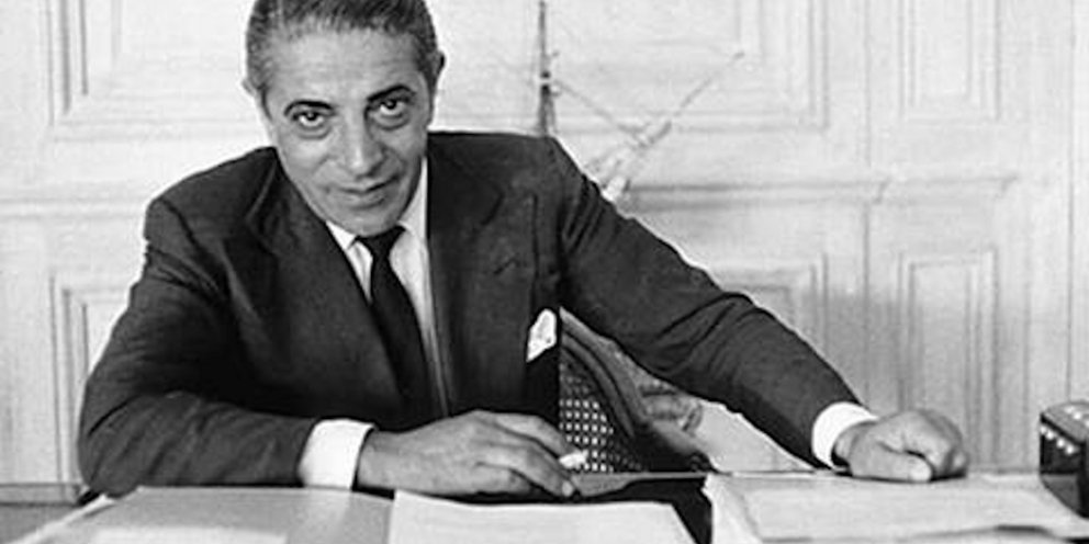 Στο σφυρί τα έπιπλα του γραφείου του Ωνάση