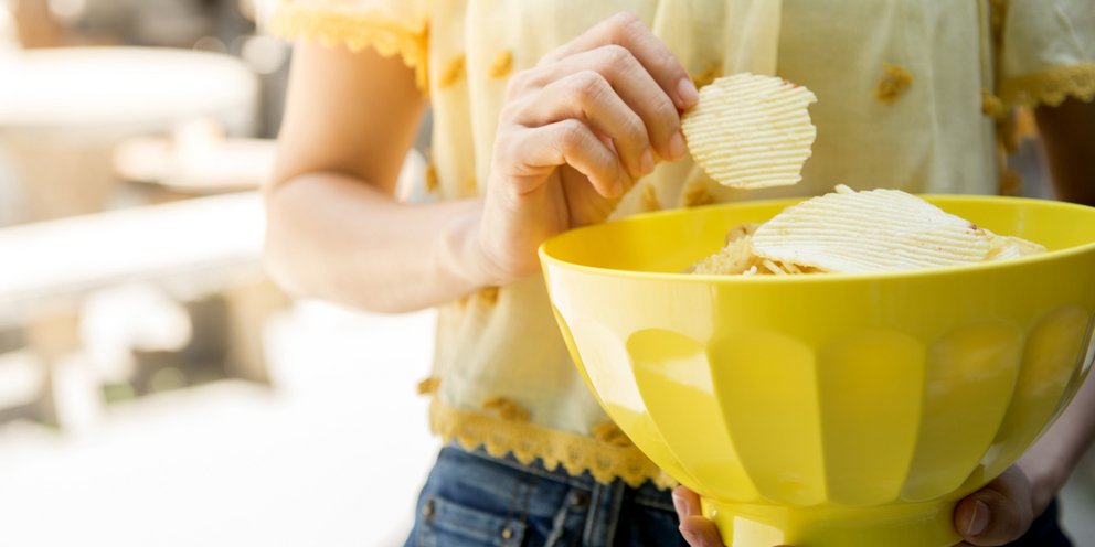 πατατάκια σε κιτρινο μπολ