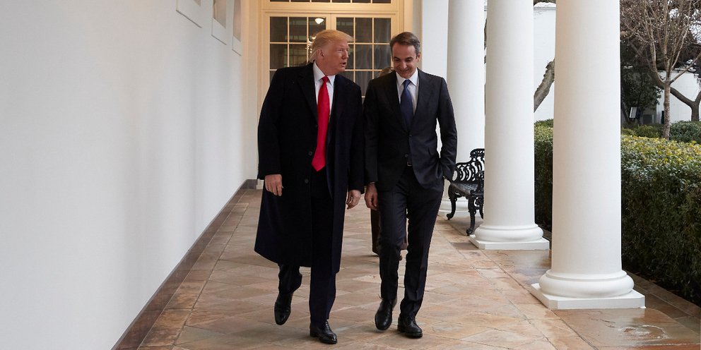 Μητσοτάκης και Τραμπ περπατούν στο Λευκό Οίκο