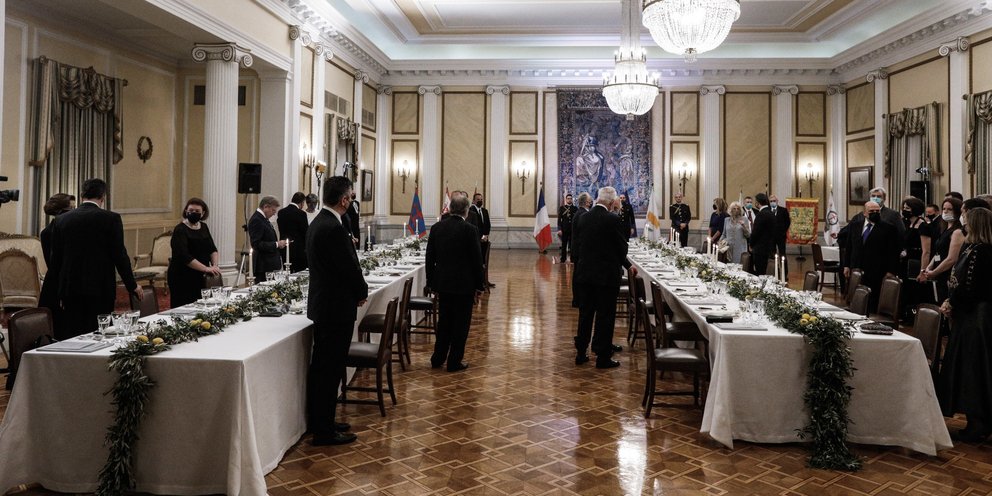 Δείπνο στο Προεδρικό Μέγαρο: Art de la table με άνθη και κλαδιά λεμονιάς και λάβαρα για την Ελληνική Επανάσταση [εικόνες] | ΕΛΛΑΔΑ