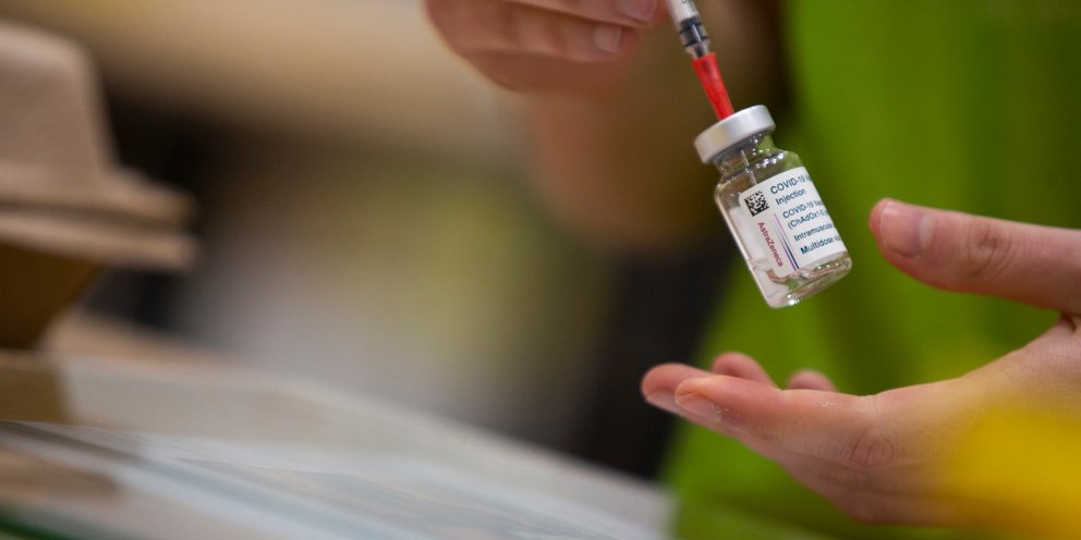 EMA: Δεν υπάρχει κίνδυνος που να συνδέεται με την ηλικία για το εμβόλιο της AstraZeneca | ΚΟΣΜΟΣ