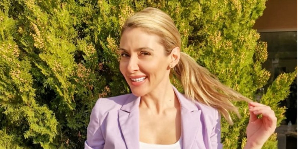 Farma Neoi Paiktes Mpainoyn Sto Rialiti Toy Ant1 H Maria Fragkakh Afhnei To Mikrofwno Kai Pianei Tis Tsoygkranes Zwh Iefimerida Gr