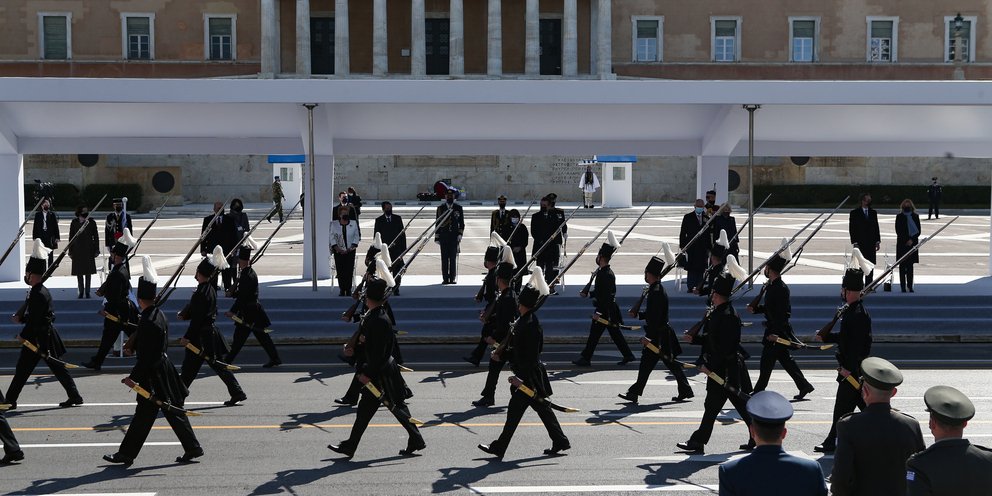 Καρέ καρέ η λιτή στρατιωτική παρέλαση στο Σύνταγμα για τα 200 χρόνια από την Ελληνική Επανάσταση [εικόνες] | ΕΛΛΑΔΑ