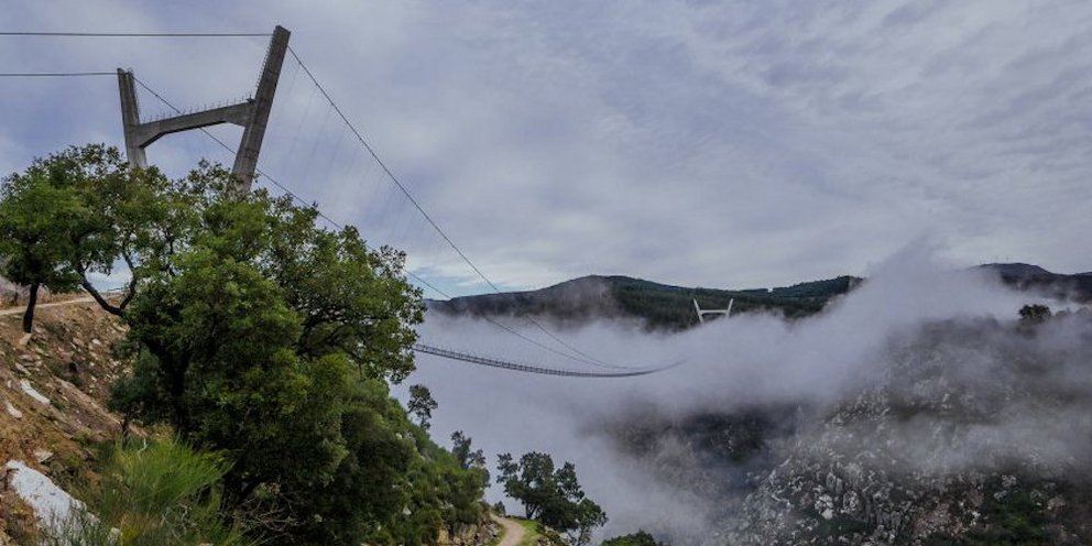 Πορτογαλία: Παραδόθηκε η μεγαλύτερη κρεμαστή πεζογέφυρα του πλανήτη -Μήκους 516 μέτρων, σε καθηλωτικό τοπίο [βίντεο] | TRAVEL