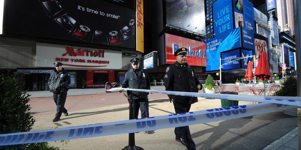 Νέα Υόρκη: Δύο γυναίκες και ένα τετράχρονο παιδί τραυματίστηκαν από πυροβολισμούς στην Τάιμς Σκουέρ | ΚΟΣΜΟΣ
