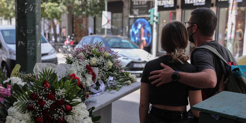 11 χρόνια μετά την τραγωδία της Marfin: Λουλούδια και στεφάνια έξω από το κτίριο της Σταδίου [εικόνες & βίντεο] | ΕΛΛΑΔΑ