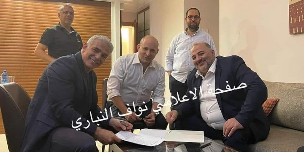 Ισραήλ: Η στιγμή που Λαπίντ-Μπένετ-Αμπάς υπογράφουν στο λόμπι ενός ξενοδοχείου το συμβόλαιο για τη νέα κυβέρνηση | ΚΟΣΜΟΣ