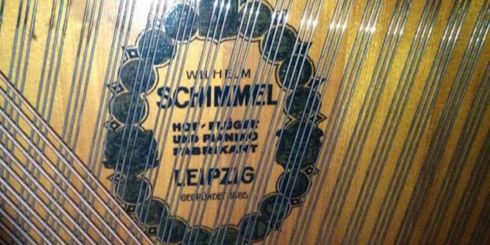 «Ενας θησαυρός στα σκουπίδια»: Κατασκευαστής μουσικών οργάνων βρήκε και μεταμόρφωσε διαλυμένο πιάνο 100 ετών στο πεζοδρόμιο | ΕΛΛΑΔΑ