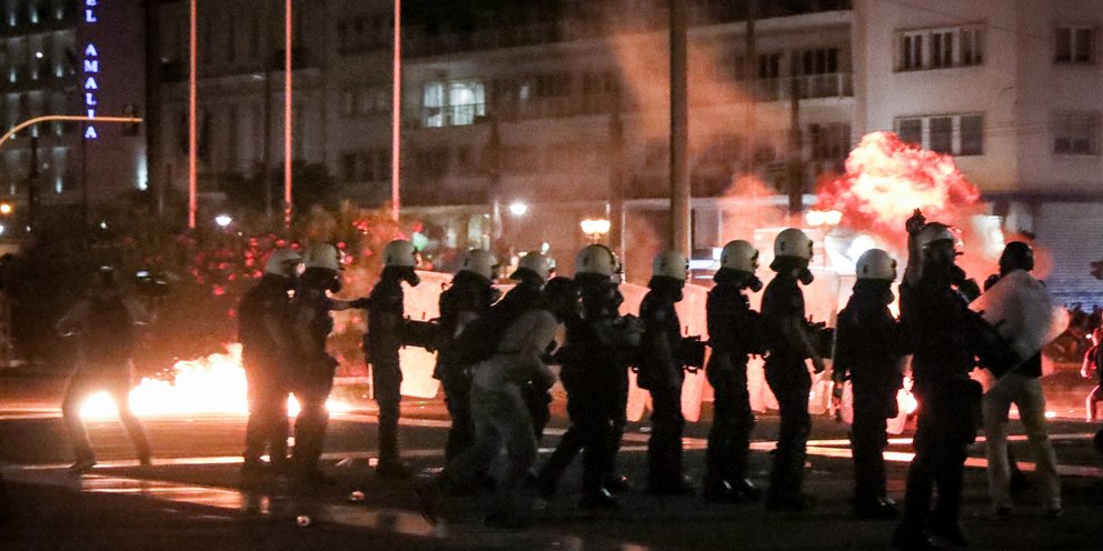 ΕΛ.ΑΣ: 25 προσαγωγές για τα επεισόδια στο Σύνταγμα, στη συγκέντρωση των αντιεμβολιαστών | ΕΛΛΑΔΑ - Vimarsana News