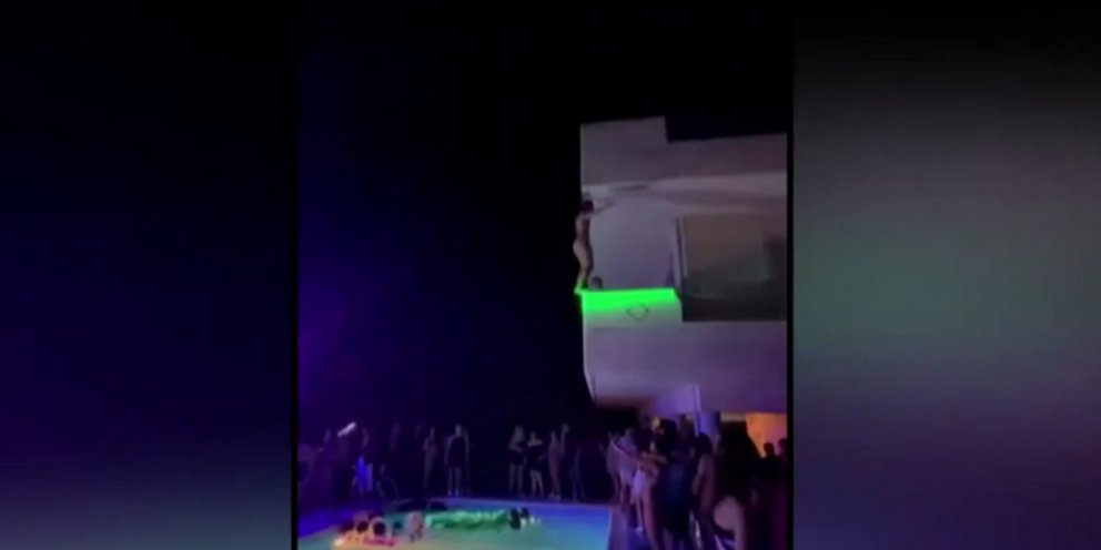 Κορωνοπάρτι σε βίλα στη Χαλκίδα: Εκαναν βουτιές από μπαλκόνι στην πισίνα, έριχαν πυροτεχνήματα [βίντεο] | ΕΛΛΑΔΑ