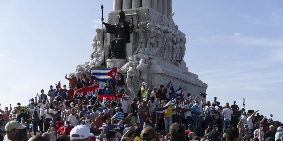 Χιλιάδες Κουβανοί σε αντικυβερνητικές διαδηλώσεις – «Δεν φοβόμαστε, θέλουμε ελευθερία» [εικόνες & βίντεο] | ΚΟΣΜΟΣ