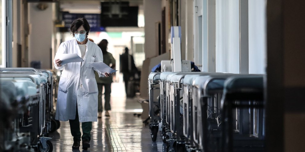 Λαζανάς: Αυξάνονται οι εισαγωγές στα νοσοκομεία -Οι εμβολιασμοί έχουν μειωθεί πάρα πολύ | ΕΛΛΑΔΑ