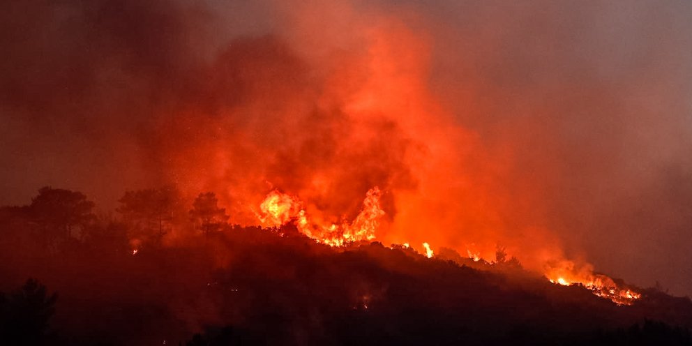 Δύσκολη νύχτα για τη Σάμο: Η πυρκαγιά πλησιάζει στους Μυτιληνιούς -Προβλήματα στην ηλεκτροδότηση [εικόνες & βίντεο] | ΕΛΛΑΔΑ
