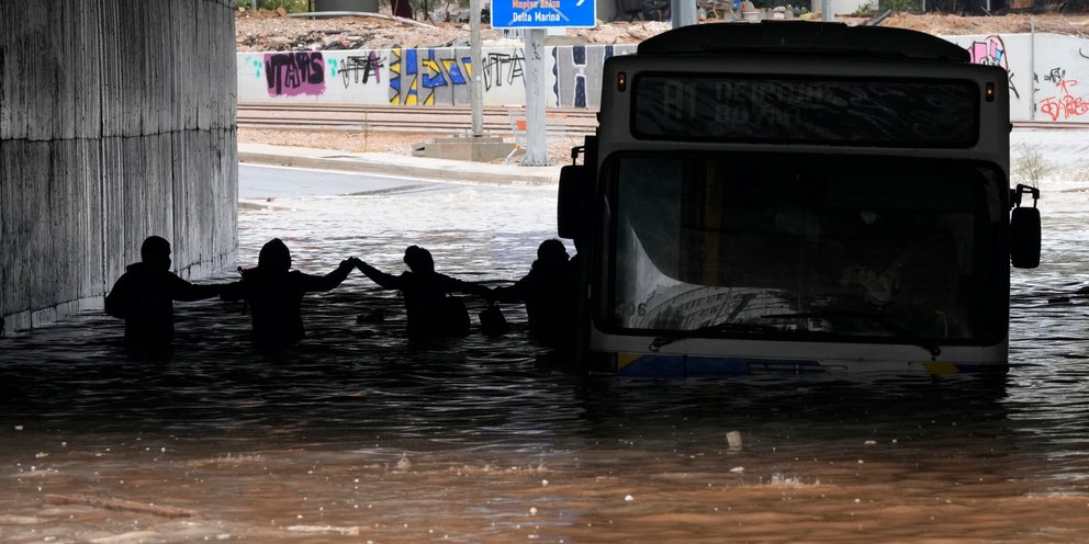 Κακοκαιρία «Μπάλλος»: Παρέμβαση εισαγγελέα για το «βυθισμένο» λεωφορείο | ΕΛΛΑΔΑ | iefimerida.gr