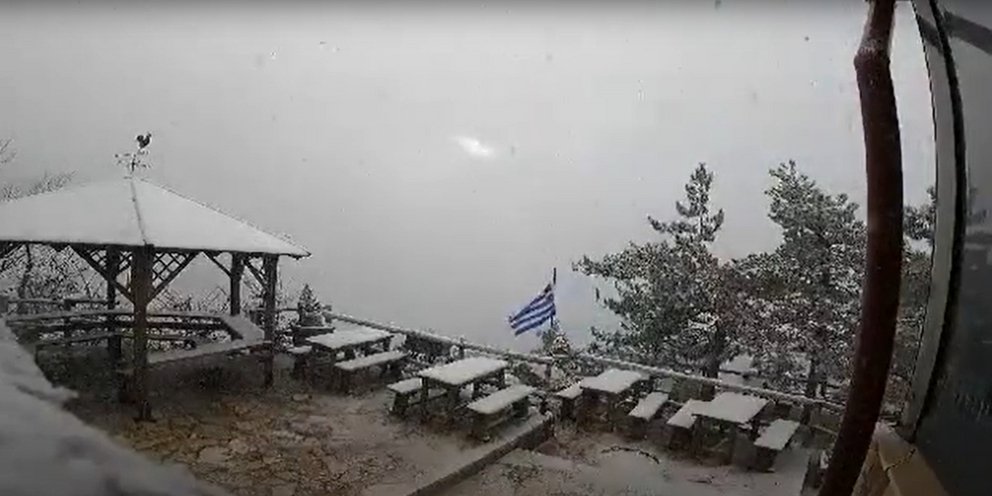 Πυκνή χιονόπτωση στην Πάρνηθα -Βίντεο από το καταφύγιο Μπάφι | ΕΛΛΑΔΑ |  iefimerida.gr