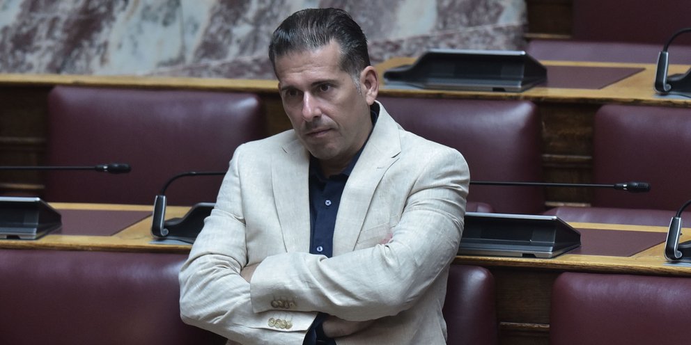 O Διαμαντής Καραναστάσης τη Βουλή με σταυρωμένα χέρια