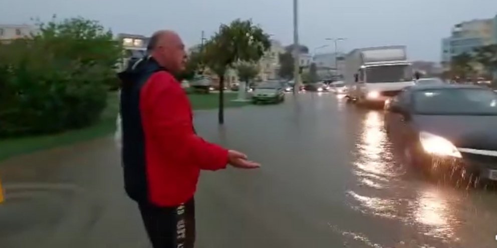 Μπέος με το νερό ως το γόνατο: Ρε πού πάτε; Γυρίστε στα σπίτια, θα σπάσουν  τα ποτάμια! [βίντεο] - iefimerida.gr