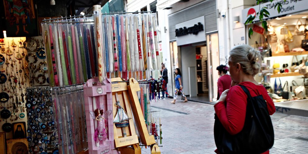 Λαμπάδες και δώρα στα καταστήματα για τις ημέρες του Πάσχα