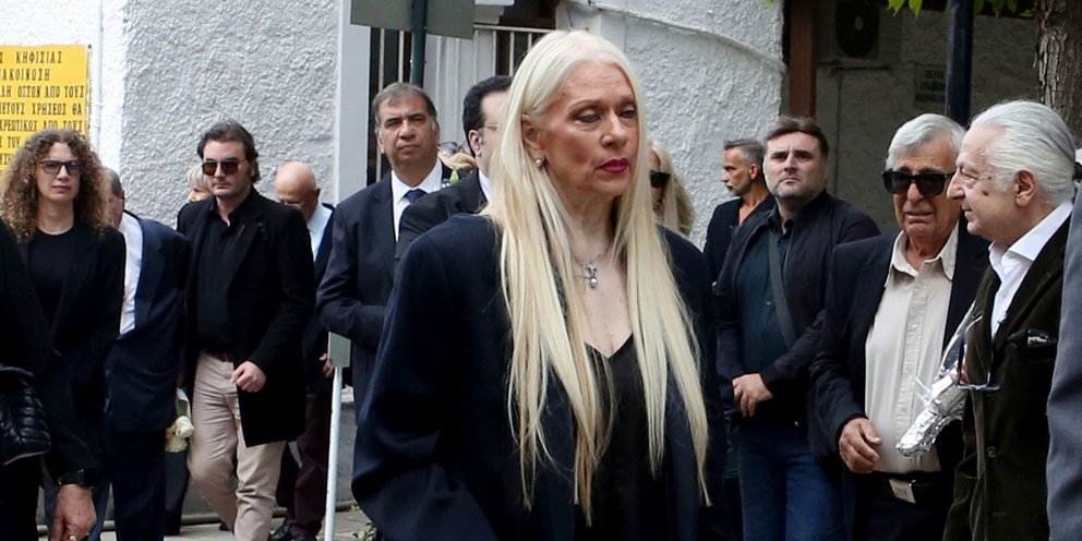 Η Μάρα Θρασυβουλίδου στην κηδεία του συζύγου της, Γιώργου Νιάρχου 