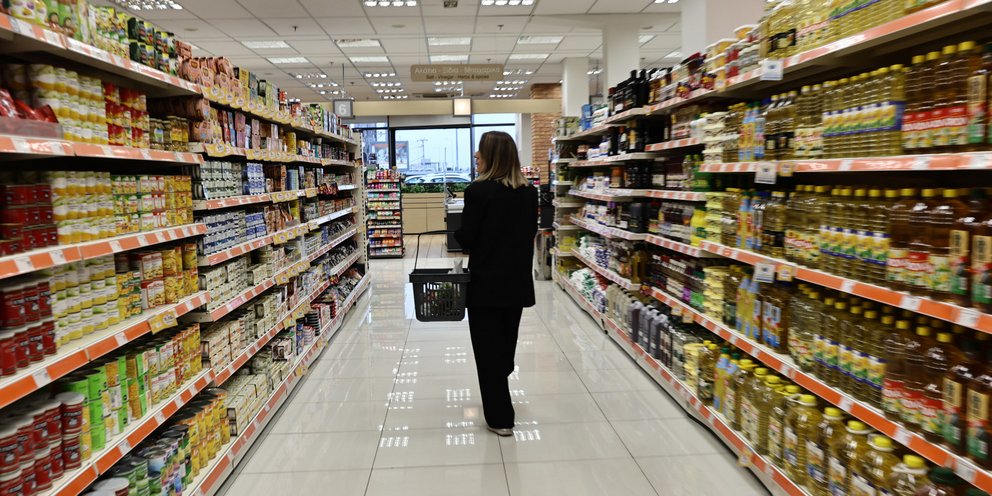 Διάδρομος σούπερ μάρκετ με πολλά προϊόντα 