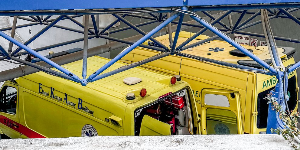 Ασθενοφόρα μεταφέρουν τους τραυματίες από την βεντέτα που ξέσπασε στο χωριό Βορίζια Ηρακλείου