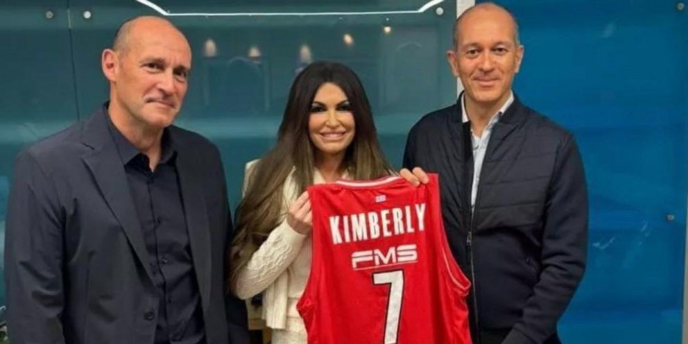 Η Κίμπερλι Γκίλφοϊλ ποζάρει με τη φανέλα του Ολυμπιακού