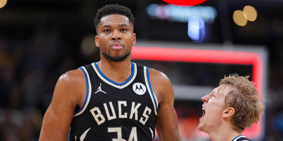 Ο Γιάννης Αντετοκούνμπο με συμπαίκτη του στους Μπακς