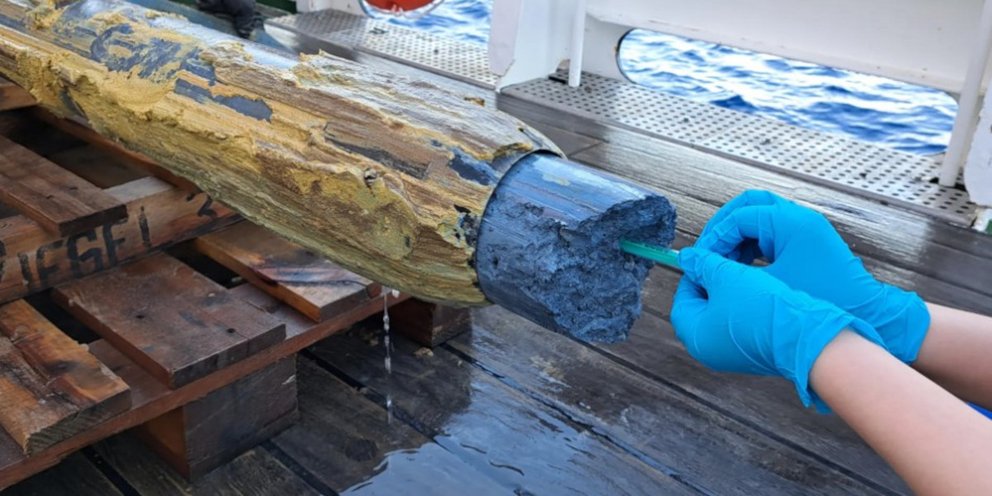 Συμπαγές μπλε υλικό βρήκαν σε μεγάλος βάθος επιστήμονες