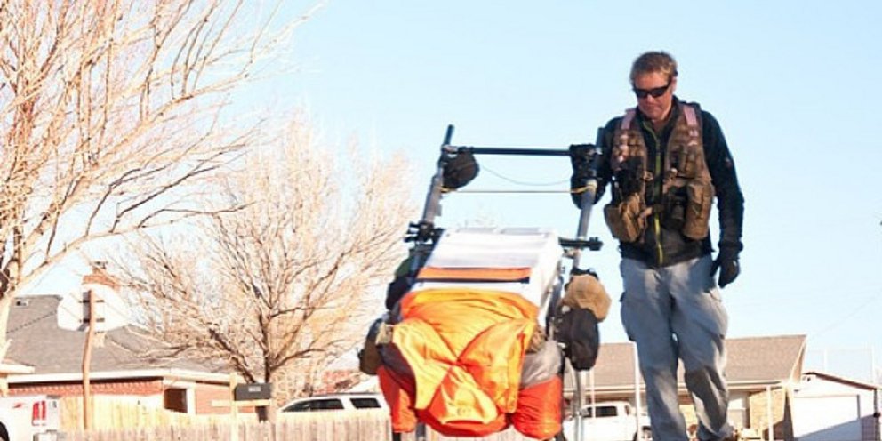 Ο Βρετανός που ξεκίνησε το 1998 για να κάνει τον γύρο του κόσμου με τα πόδια