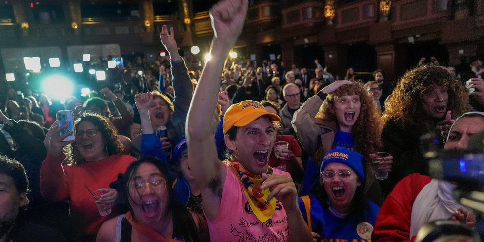 Οι υποστηρικτές του Δημορκατικού Ζοράν Μαμντάνι, πανηγυρίζουν στην Νέα Υόρκη