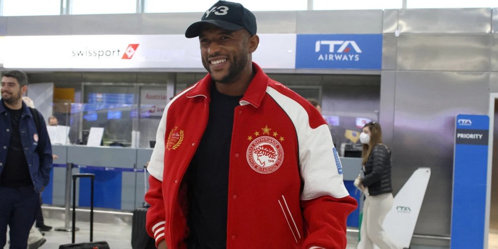 Ο Ελ Κααμπί με το συλλεκτικό τζάκετ του Ολυμπιακού