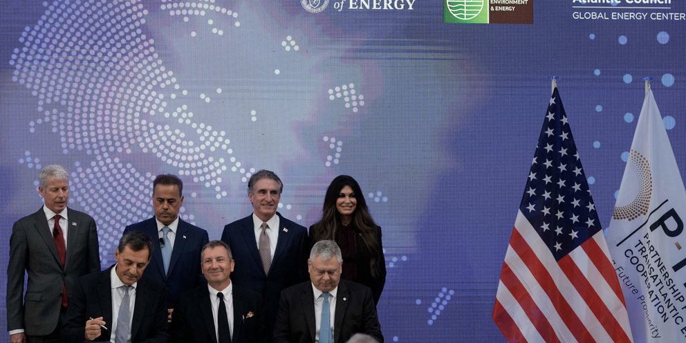 Οι εκπρόσωποι των τριών εταιρειών, ο υπουργός Ενέργειας Σταύρος Παπασταύρου, οι Αμερικανοί υπουργοί Εσωτερικών και Ενέργειας και η Κίμπερλι Γκίλφοιλ