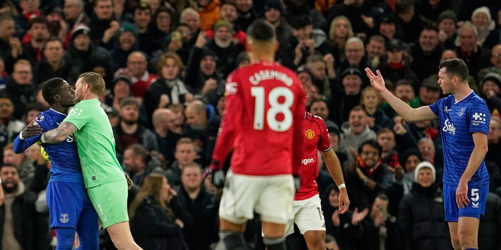 Απίθανο σκηνικό στο Γιουνάιτεντ-Έβερτον: Ο Μάικλ Κιν αποβλήθηκε γιατί χτύπησε... συμπαίκτη του