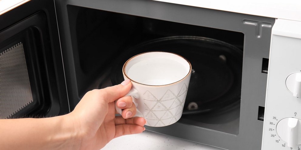 Ζεσταίνοντας νερό σε φούρνο μικροκυμάτων